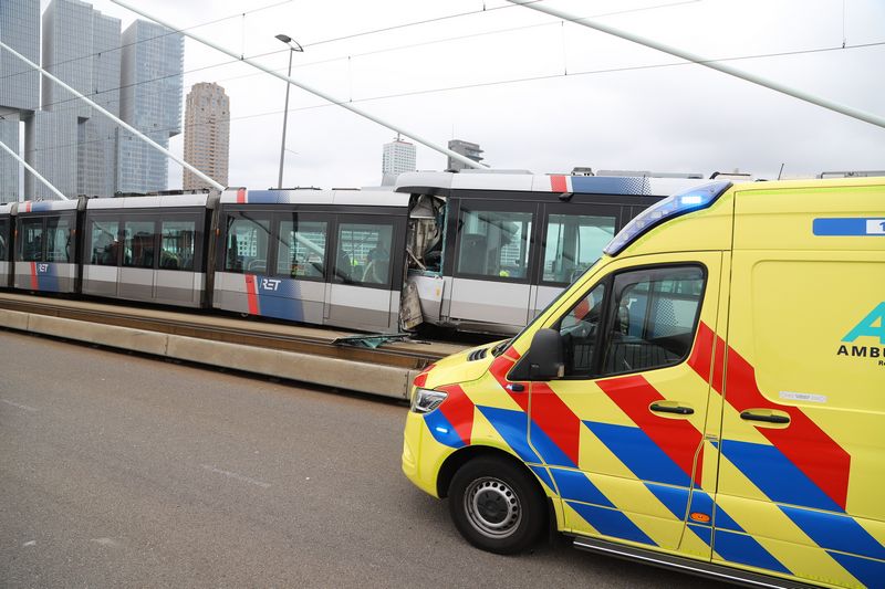 zware trambotsing op Erasmusbrug in Rotterdam
